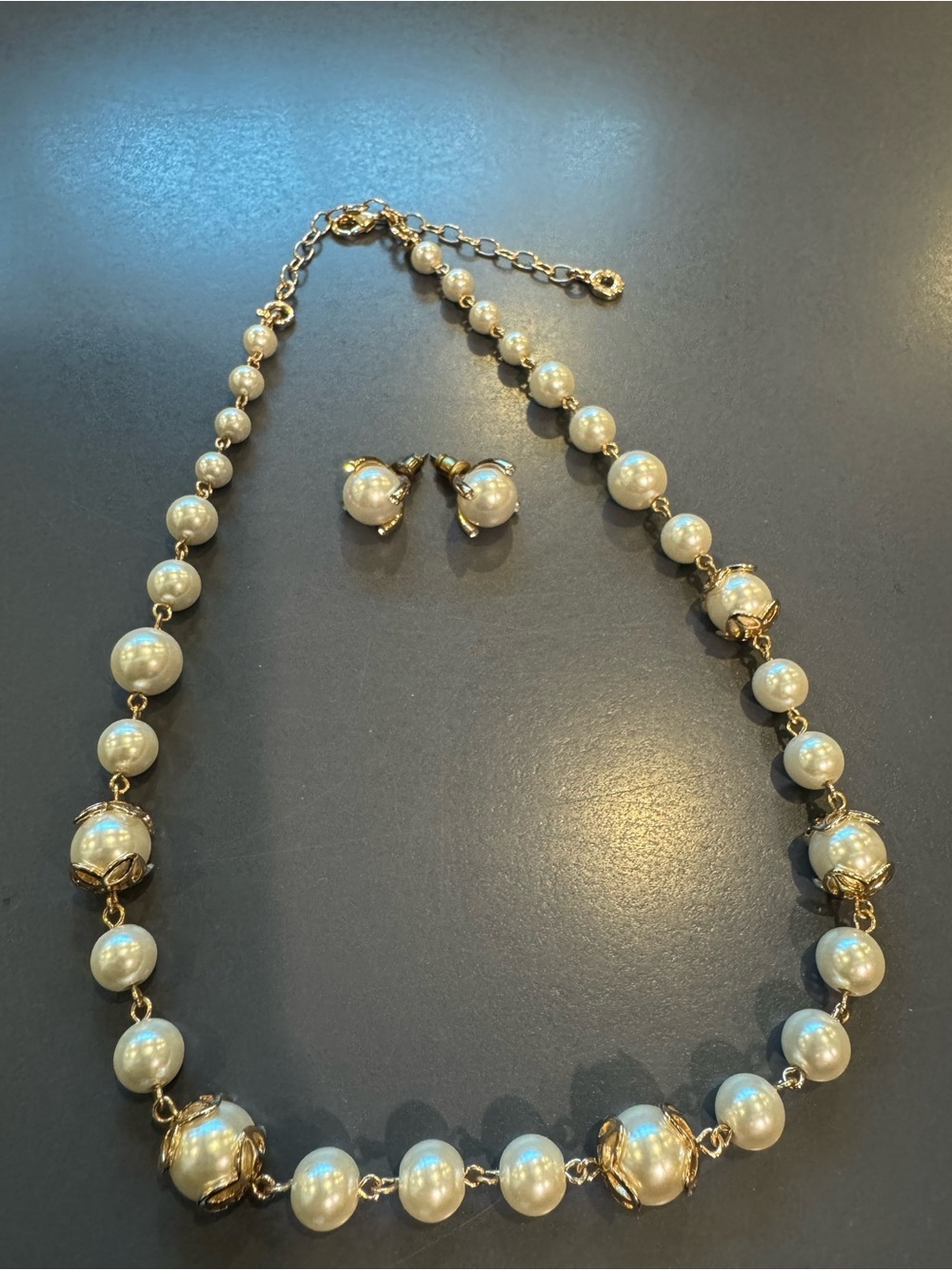 Elegant Faux Pearl Necklace & Matching Stud Earrings Set - Never Worn - Picture 3 of 4